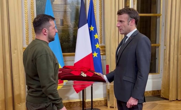 Macron déshonore la France en donnant la légion d’honneur à Zelensky